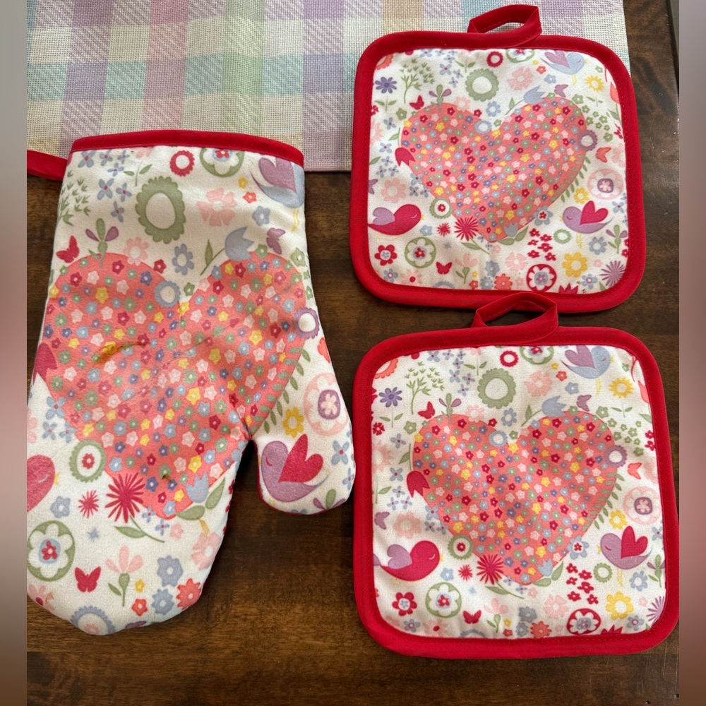 Red Heart Oven Mitt & Pot Holder Set - Floral Print
